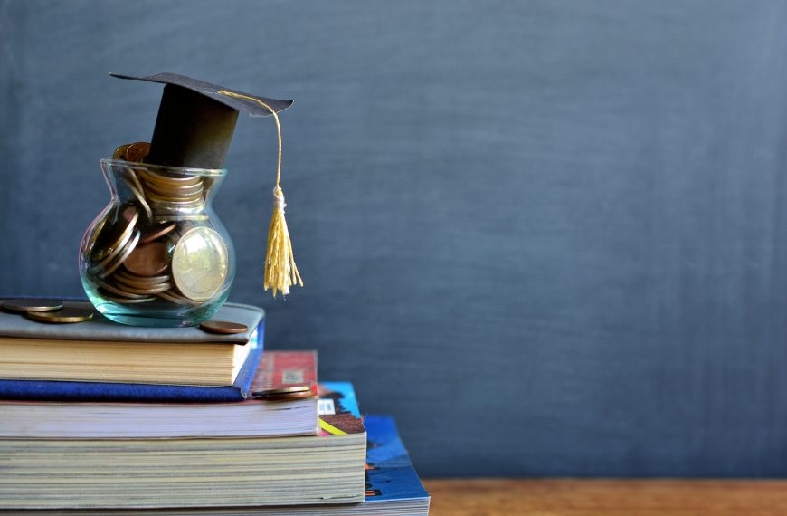 25 Top Nursing Scholarships for Students